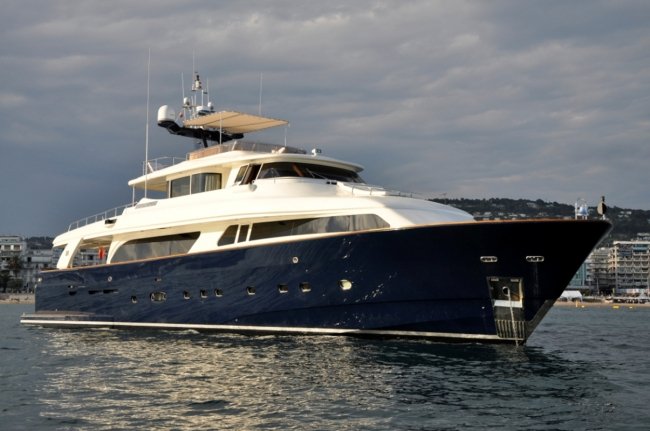 Luxury Motor yacht charter with Crew South of France, Monaco, Italy